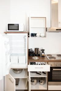 维也纳Premium 80 m2 Apartment - 5 min to Center - Free Parking的厨房配有开放式冰箱和微波炉。