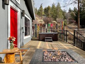 大熊湖Winter Getaway Spa Fire-table Close to slopes的一个带火坑和围栏的庭院