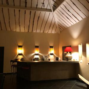 恩加帕鲁Toubana Lodge的一间房间,墙上有灯光