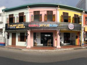 马六甲Sleep Here Hostel, Melaka的街道拐角处的建筑物