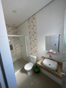 圣保罗Hotel Quintino的浴室配有卫生间、盥洗盆和淋浴。