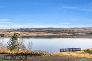 ÚlfljótsvatnLakeside cabin in Thingvellir #2的坐在湖边的长凳