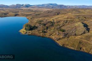 ÚlfljótsvatnLakeside cabin in Thingvellir #2的一大片水体的空中景观