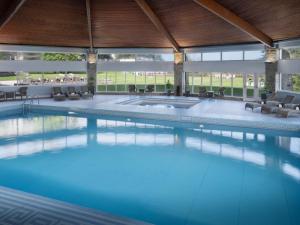 切普斯托Delta Hotels by Marriott St Pierre Country Club的大型建筑中的大型游泳池