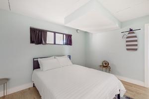 马可岛Capri 104的卧室配有白色的床和窗户。