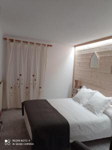 埃斯波特Casa Rural Felip的卧室配有一张带白色床单和枕头的大床。