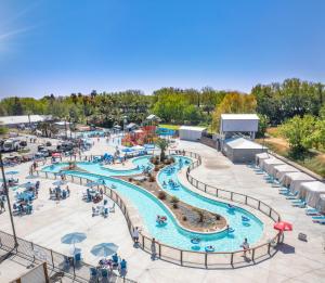 洛迪Jellystone Park Tower Park Resort的游乐园的游泳池空中景观