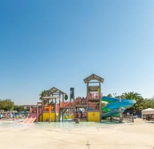 洛迪Jellystone Park Tower Park Resort的一个带滑梯的游乐场的水上公园