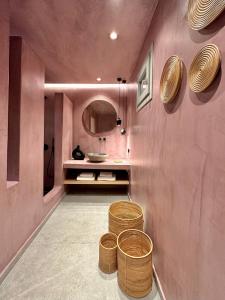 费拉Anatelo house的一间带水槽的浴室和墙上的三个篮子