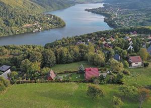 米德兹布德茨比艾斯科Domek Widok的享有村庄和湖泊的空中景致