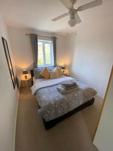 卡迪夫Cardiff Bay Apartment的一间卧室设有一张大床和一个窗户。