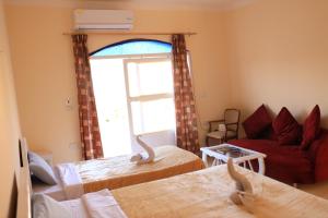 卢克索Luxor Nile View Flats的客房设有两张床和窗户。