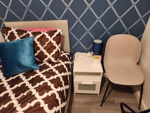 克劳利Swift Stop Night Stay - Gatwick的一间卧室配有一张带桌子和椅子的床