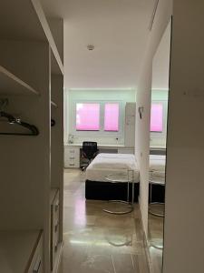 马德里方维学术度假村的一间卧室设有一张床和两个窗户。