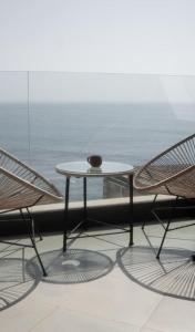 塔哈佐特Oceana Surf Camp的窗前的两把椅子和一张桌子