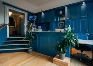埃克斯茅斯庄园酒店的一间种植了盆栽植物的蓝色厨房和楼梯