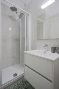 阿韦扎诺Al Castello Avezzano的带淋浴和盥洗盆的白色浴室