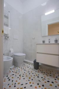 阿韦扎诺Al Castello Avezzano的白色的浴室设有卫生间和水槽。