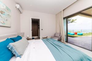 Poste LafayetteOcean Terraces Apt A1 - Your Beachfront Bliss - Brand NEW的一间卧室设有一张床和一个大窗户