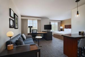 博蒙特博蒙特原住客栈的酒店客房设有沙发、床和书桌