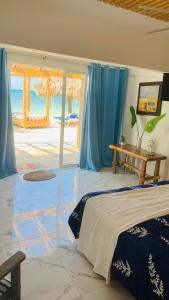 蓬塔露奇亚La Isla Bonita的一间卧室配有一张床,享有海景