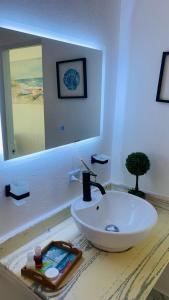 蓬塔露奇亚La Isla Bonita的浴室设有水槽和镜子,位于柜台上