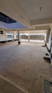 埃尔多雷特Exquisite 1br Apartment along Eldoret-Kisumu Road close to Eldoret Polytechnic的空的建筑,有大型空停车位