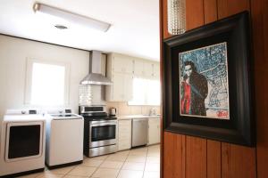 韦科The Elvis House的厨房墙上挂着一幅女人的画
