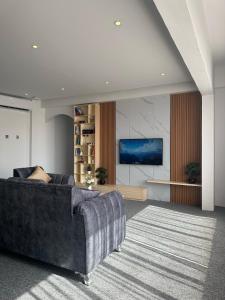 尼兹瓦Al ATLAL apartment的带沙发和电视的客厅
