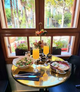 特拉维夫特拉维夫最优罗斯柴尔德酒店 的一张桌子,上面放着两盘食物和一个窗口