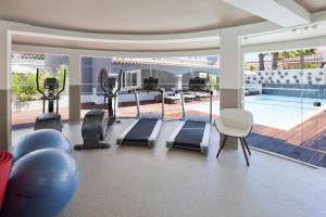 拉戈斯哥斯达黎加酒店的健身房设有健身器材和游泳池