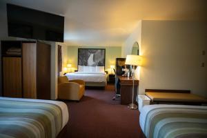 西黄石Mountain Vista Hotel的酒店客房设有两张床和电视。