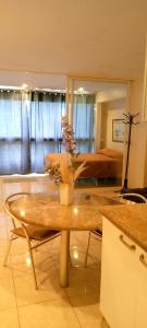 Catia La MarAirport BleuSuite Apartment的客厅配有鲜花桌