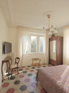 维亚雷焦Villa Giulia BnB的卧室配有1张床、1张桌子和1把椅子