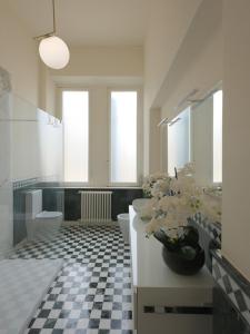维亚雷焦Villa Giulia BnB的浴室设有2个卫生间和鲜花水槽。