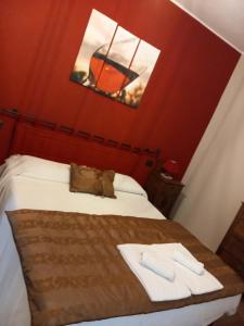 卡纳莱Cantina Monpissan的酒店客房,配有带两条毛巾的床