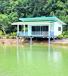 Ban Pang Chaphlungบังกะโลบ้านสวนเอก Bungalow Baan Suan Aek的水边的房子