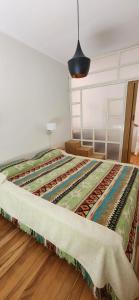 圣米格尔·德·图库玛Casa en Raco的卧室里的一张床铺,床上有毯子