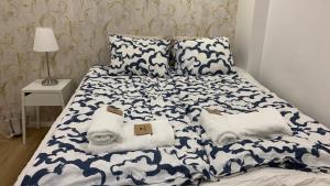 耶夫勒Ringarstigen 29的一张带蓝色和白色毯子及枕头的床