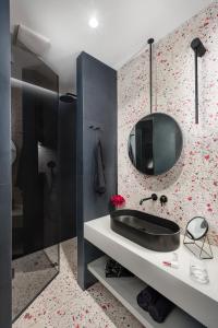 卢布尔雅那Eagle's Nest Ljubljana的浴室设有黑色水槽和镜子