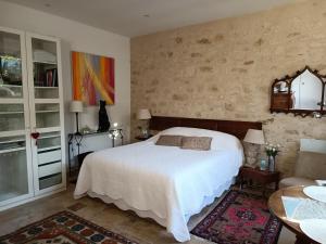 希农Gîte la comète的卧室配有一张白色的大床和一张桌子