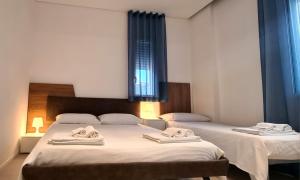 马斯卡利Villa sul mare Dambra Apartment的一间卧室配有两张带毛巾的床
