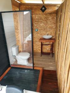 NorcasiaCOCOZNA Glamping的一间带卫生间和水槽的浴室