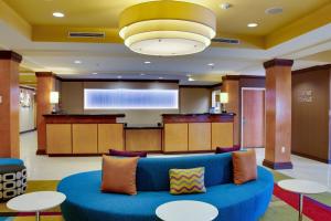 泰特斯维尔肯尼迪航天中心万豪费尔菲尔德套房酒店的客厅配有蓝色的沙发和桌子