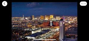 拉斯维加斯Amazing view 18th floor at Palms place Las Vegas的夜晚的城市景观