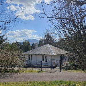 克里安拉利Scottish Highland Cottage Tyndrum Upper Station的前面有栅栏的白色房子