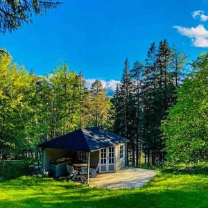 克里安拉利Scottish Highland Cottage Tyndrum Upper Station的田间中的小小屋