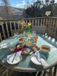 克里安拉利Scottish Highland Cottage Tyndrum Upper Station的一张蓝色桌子,上面放着碗和盘子