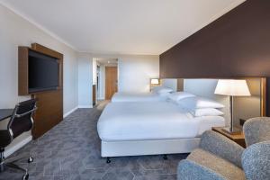 布里斯托Delta Hotels by Marriott Bristol City Centre的酒店客房设有两张床和一台平面电视。