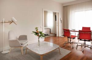 马德里马德里科隆NH系列酒店的客厅配有咖啡桌和椅子